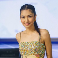 Semakin dewasa, Mikha Tambayong menunjukkan perubahan pada penampilannya. Ia kini tampak lebih ramping, pipinya pun lebih tirus. Foto: Instagram/@miktambayong