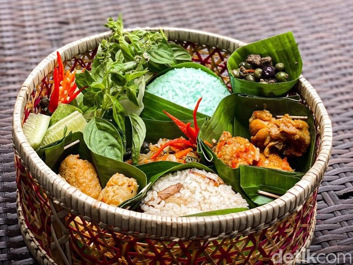 Nasi uduk bunga telang dari Lemongrass Restaurant Hotel Aston Tropicana