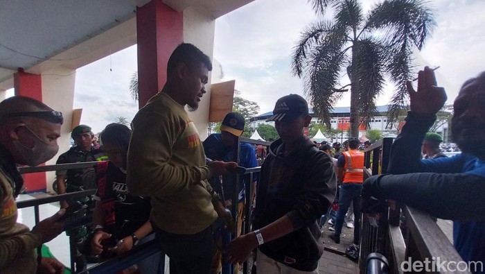 Panitia memeriksa tiket penonton di Stadion Kanjuruhan