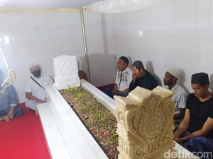 Pemain Persela Ziarah ke Makam Mbah Lamong Sebelum Arungi Liga 2