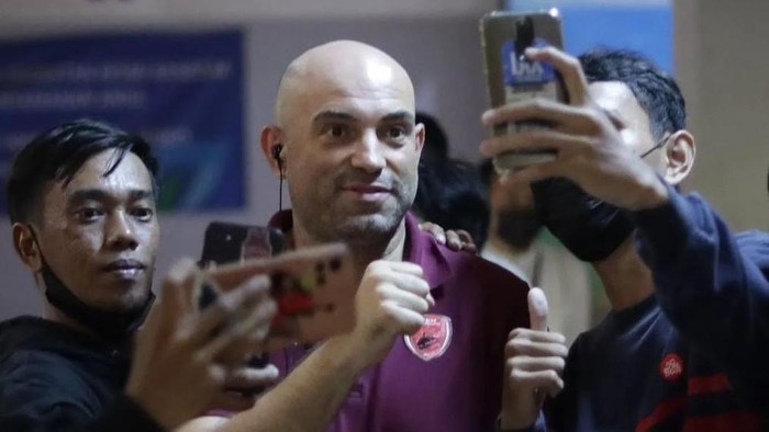 Pelatih PSM Makassar Bernardo Tavares disambut antusias para suporter PSM saat tiba di Bandara Sultan Hasanuddin