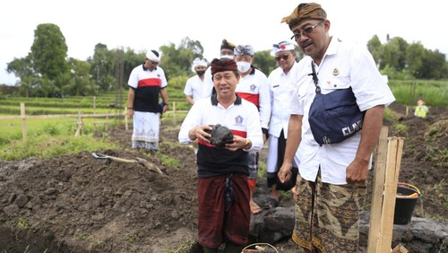 Peletakan batu pertama pembangunan TOSS di Kecamatan Banjarangkan, Klungkung