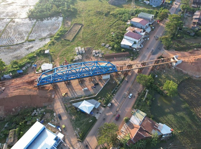Pengerjaan jembatan kereta api Makassar-Parepare