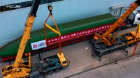 Rangkaian kereta diangkut menggunakan crane ke atas truck load. Foto: Youtube PT KCIC