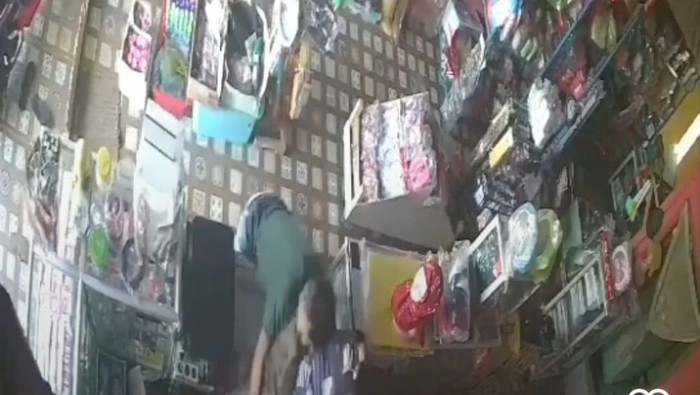 Tangkapan layar video viral pria bacok bacok wanita penjaga warung secara brutal. (Dok. Istimewa)
