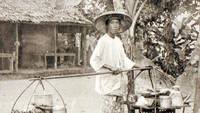 Potret seorang penjual makanan dengan pikulannya. Foto ini diambil di Pantai Timur SUmatera sekitar tahun 1988. Foto: Instagram @potret.sejarahindonesia/KITLV Leiden