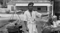 Bukan hanya penjual buah-buahan saja, penjual sayuran saat itu juga banyak yang menjajakan dagangannya menggunakan pikulan dan berkeliling di rumah-rumah. Foto ini diambil sekitar tahun 1930.  Foto: Instagram @potret.sejarahindonesia/Tropenmuseum