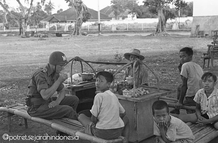 Foto Lawas Penjual Kopi hingga Bajigur, Jualan Pakai Pikulan