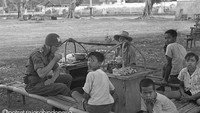 Dulu pun penjual kopi keliling menggunakan pikulan di pundaknya. Ini momennya ketika seorang Polisi Militer KNIL tengah minum kopi di daerah Purworejo, Jawa Tengah tahun 1949.  Foto: Instagram @potret.sejarahindonesia/Spaarnestad Photo