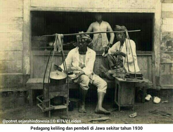 Foto Lawas Penjual Kopi hingga Bajigur, Jualan Pakai Pikulan