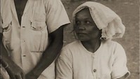 Ini adalah momen ketika seorang wanita sedang membeli makanan dari pedagang pikulan. Foto ini diambil di SOlo, Jawa Tengah sekitar tahun 1949. Foto: Instagram @potret.sejarahindonesia/Nationaal Archief