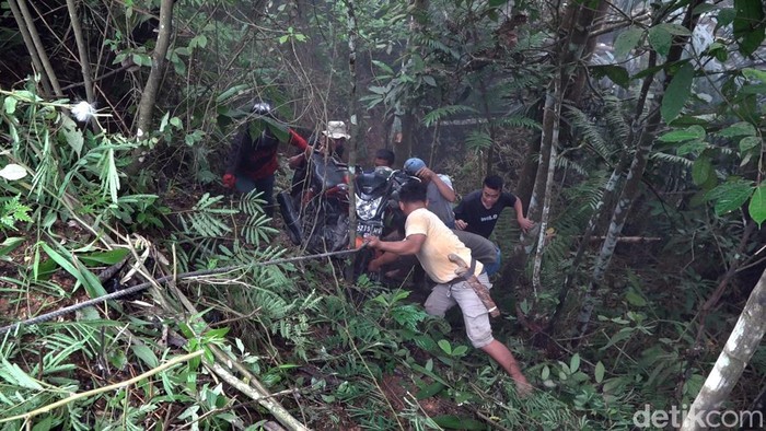 Penjual sayur keliling Eril (30) terjun bebas ke jurang sedalam dua puluh meter di Kabupaten Polewali Mandar (Polman), Sulawesi Barat (Sulbar).