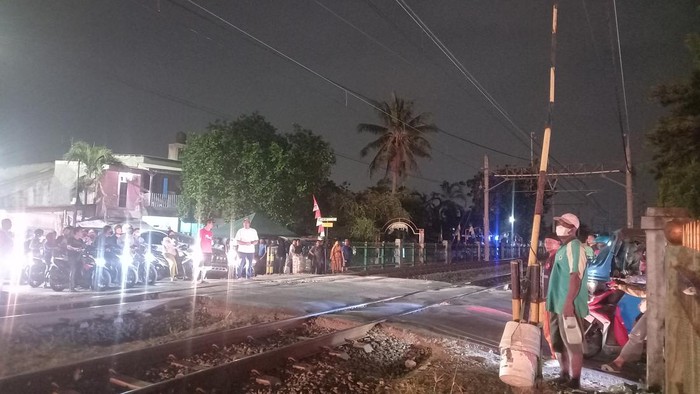 Perlintasan sebidang di dekat Stasiun Rawa Buaya, Jl Duri Kosambi, yang jadi lokasi kecelakaan tewasnya supir ojol.