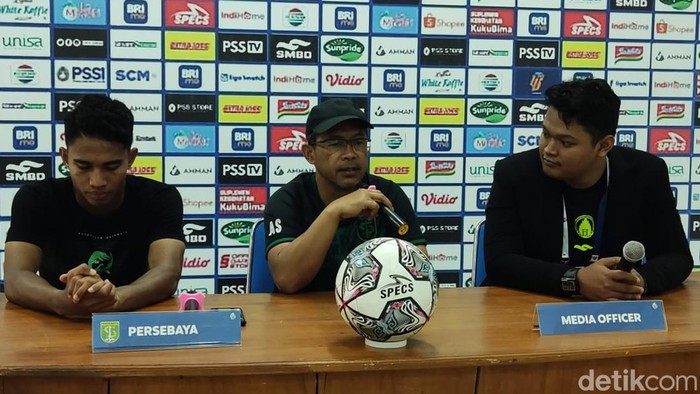 Pelatih Persebaya Surabaya Aji Santoso (tengah) dan Marselino Ferdinan (kiri) saat preskon jelang melawan PSS Sleman di Stadion Maguwoharjo, Sleman.