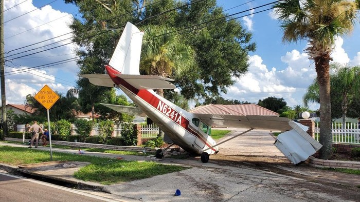 Pesawat Cessna Mendarat Darurat