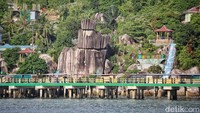 Letaknya yang berada di pinggir pantai, tepatnya di sisi jembatan Selayang Panjang (SP), membuat wisata ini eksis di mata banyak wisatawan.  
