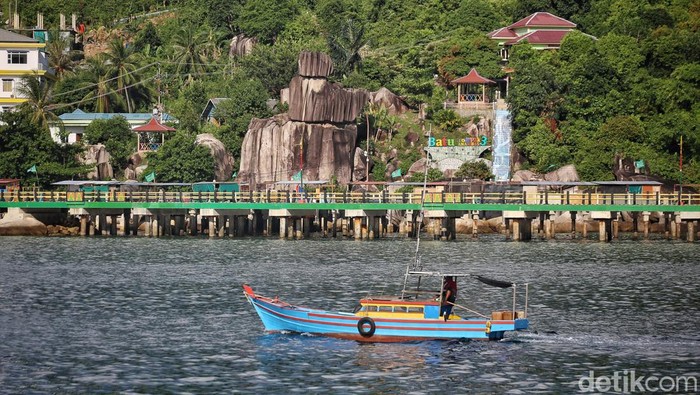 Pesona Batu Tumpak Tiga yang Masih Jadi Misteri di Anambas Perahu Nelayan melintas melewati Batu Tumpak Tiga di Tarempa, Kabupaten Kepulauan Anambas, Kepulauan Riau, Senin (1/8/2022). Batu Tumpak Tiga adalah batu raksasa yang bersusun tiga yang unik. Batu-batu ini sengaja dibiarkan tertata bertumpuk.