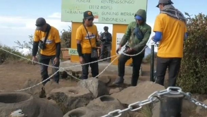 Petugas BTNGNb memasang rantai untuk memagari situs di puncak Kenteng Songo, Gunung Merbabu.