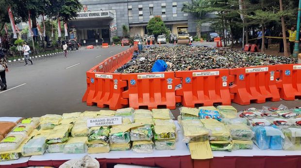 Polda Metro merilis pengungkapan kasus narkoba hingga judi