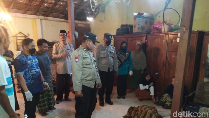 Polisi di TKP ibu bunuh diri di Lamongan