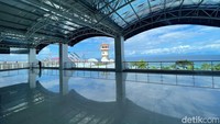 Bandara ini terletak di sebelah selatan dari pusat kota. Menariknya, bandara ini menghadap ke laut dan pegunungan kapur.
