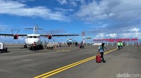 Bandara ini berada sejajar dengan garis pantai Selat Peling dan persis berada di atas bukit alas.