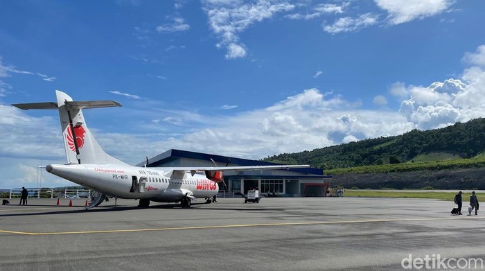 Bandara yang satu ini berdiri kokoh menghadap laut dan pegunungan kapur nan indah. Begini potretnya.
