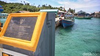 Penampakkan Prasasti Gapura Pelabuhan Desa Batu Belah yang ditanda tangani oleh Bupati Anambas, Abdul Haris, dan Danlanal Tarempa Letkol Laut (P), Yovan Ardhianto Yusuf. Kampung Bahari Nusantara ini bekerja sama dengan pemerintah daerah maupun perusahaan melalui program CSR. 