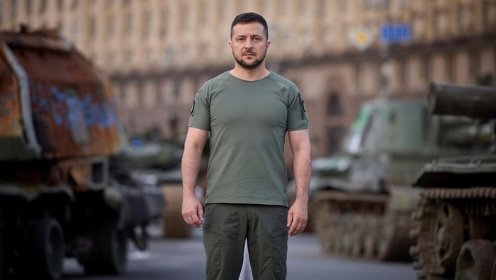 Ukraines President Volodymyr Zelenskiy stands at Independence Square as he congratulates Ukrainians on Independence Day, amid Russias attack on Ukraine, in Kyiv, Ukraine, in this handout picture released August 24, 2022. Ukrainian Presidential Press Service/Handout via REUTERS