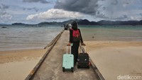 Dermaga ini biasa disinggahi kapal fery yang mengangkut penumpang menuju Tarempa.