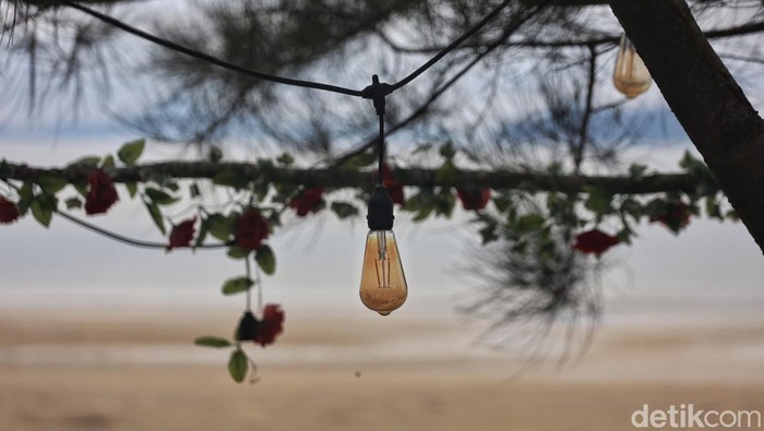 Putihnya Pasir di Pantai Padang Melang, Anambas Pengendara motor melintas di Pantai Padang Melang, Letung, Pulau Jemaja, Kabupaten Kepulauan Anambas, Kepulauan Riau, Sabtu (6/8/2022).