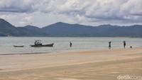 Selain dikenal dengan luasnya, bentuk pantainya yang melengkung dengan pasir putih yang bersih semakin menambah keindahan pantai tersebut.
