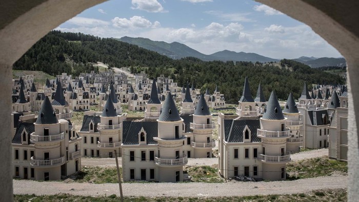 Ratusan Istana 'Disney' Berubah Jadi 'Kota Hantu' MUDURNU, TURKEY - MAY 21: Hundreds of castle-like villas and houses are seen unfinished at the Burj Al Babas housing development on May 21, 2019 in Mudurnu, Turkey. Construction on the luxury housing project began in 2014 and aimed to build 732 villas, a shopping mall and entertainment facilities targeted at foreign buyers. However the future of the villas is now uncertain after the developers, Sarot Property Group filed for bankruptcy after buyers and investors pulled out of the 150million euro project. The economic downturn and weakening Turkish lira have left many companies unable to pay large foreign currency debts borrowed to finance projects, resulting in many companies filing for bankruptcy and leaving projects unfinished. (Photo by Chris McGrath/Getty Images)