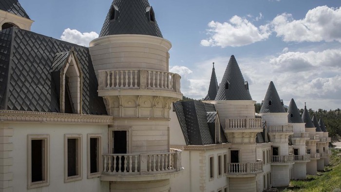 MUDURNU, TURKEY - MAY 21: Hundreds of castle-like villas and houses are seen unfinished at the Burj Al Babas housing development on May 21, 2019 in Mudurnu, Turkey. Construction on the luxury housing project began in 2014 and aimed to build 732 villas, a shopping mall and entertainment facilities targeted at foreign buyers. However the future of the villas is now uncertain after the developers, Sarot Property Group filed for bankruptcy after buyers and investors pulled out of the 150million euro project. The economic downturn and weakening Turkish lira have left many companies unable to pay large foreign currency debts borrowed to finance projects, resulting in many companies filing for bankruptcy and leaving projects unfinished. (Photo by Chris McGrath/Getty Images)