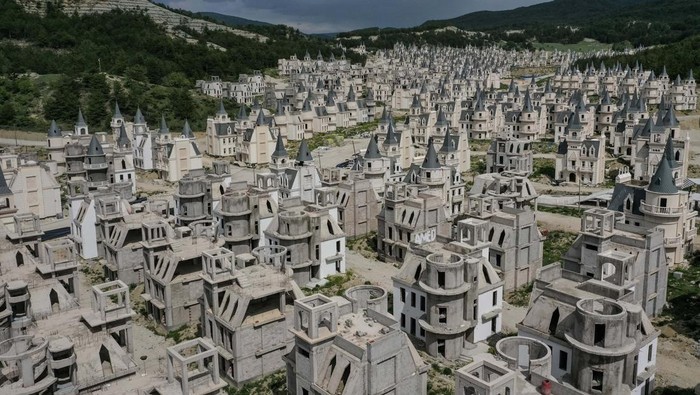 MUDURNU, TURKEY - MAY 21: Hundreds of castle-like villas and houses are seen unfinished at the Burj Al Babas housing development on May 21, 2019 in Mudurnu, Turkey. Construction on the luxury housing project began in 2014 and aimed to build 732 villas, a shopping mall and entertainment facilities targeted at foreign buyers. However the future of the villas is now uncertain after the developers, Sarot Property Group filed for bankruptcy after buyers and investors pulled out of the 150million euro project. The economic downturn and weakening Turkish lira have left many companies unable to pay large foreign currency debts borrowed to finance projects, resulting in many companies filing for bankruptcy and leaving projects unfinished. (Photo by Chris McGrath/Getty Images)