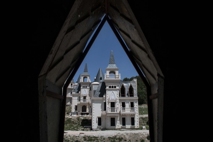 Ratusan Istana 'Disney' Berubah Jadi 'Kota Hantu' MUDURNU, TURKEY - MAY 21: Hundreds of castle-like villas and houses are seen unfinished at the Burj Al Babas housing development on May 21, 2019 in Mudurnu, Turkey. Construction on the luxury housing project began in 2014 and aimed to build 732 villas, a shopping mall and entertainment facilities targeted at foreign buyers. However the future of the villas is now uncertain after the developers, Sarot Property Group filed for bankruptcy after buyers and investors pulled out of the 150million euro project. The economic downturn and weakening Turkish lira have left many companies unable to pay large foreign currency debts borrowed to finance projects, resulting in many companies filing for bankruptcy and leaving projects unfinished. (Photo by Chris McGrath/Getty Images)