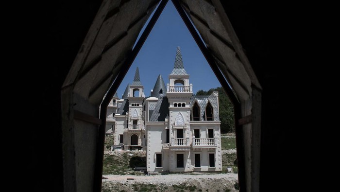 Ratusan Istana 'Disney' Berubah Jadi 'Kota Hantu' MUDURNU, TURKEY - MAY 21: Hundreds of castle-like villas and houses are seen unfinished at the Burj Al Babas housing development on May 21, 2019 in Mudurnu, Turkey. Construction on the luxury housing project began in 2014 and aimed to build 732 villas, a shopping mall and entertainment facilities targeted at foreign buyers. However the future of the villas is now uncertain after the developers, Sarot Property Group filed for bankruptcy after buyers and investors pulled out of the 150million euro project. The economic downturn and weakening Turkish lira have left many companies unable to pay large foreign currency debts borrowed to finance projects, resulting in many companies filing for bankruptcy and leaving projects unfinished. (Photo by Chris McGrath/Getty Images)