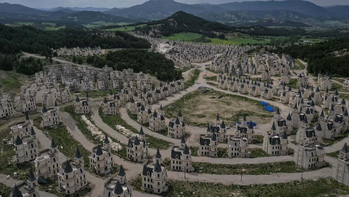 Ratusan Istana 'Disney' Berubah Jadi 'Kota Hantu' MUDURNU, TURKEY - MAY 21: Hundreds of castle-like villas and houses are seen unfinished at the Burj Al Babas housing development on May 21, 2019 in Mudurnu, Turkey. Construction on the luxury housing project began in 2014 and aimed to build 732 villas, a shopping mall and entertainment facilities targeted at foreign buyers. However the future of the villas is now uncertain after the developers, Sarot Property Group filed for bankruptcy after buyers and investors pulled out of the 150million euro project. The economic downturn and weakening Turkish lira have left many companies unable to pay large foreign currency debts borrowed to finance projects, resulting in many companies filing for bankruptcy and leaving projects unfinished. (Photo by Chris McGrath/Getty Images)