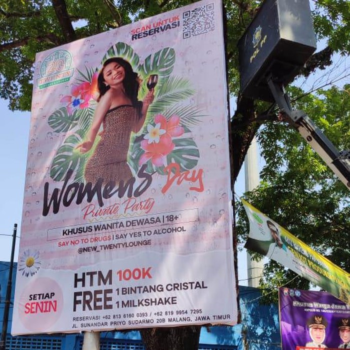 Reklame Ajakan Minum Alkohol Bergambar Wanita Berbaju Seksi Motif Macan-Bawa Gelas