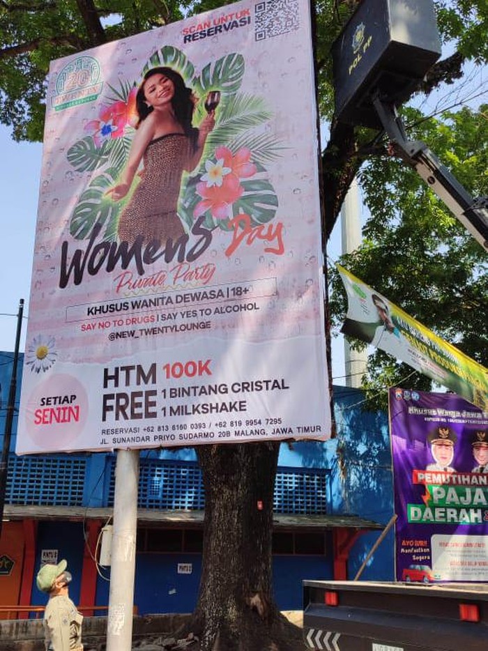 Reklame Ajakan Minum Alkohol Bergambar Wanita Berbaju Seksi Motif Macan-Bawa Gelas