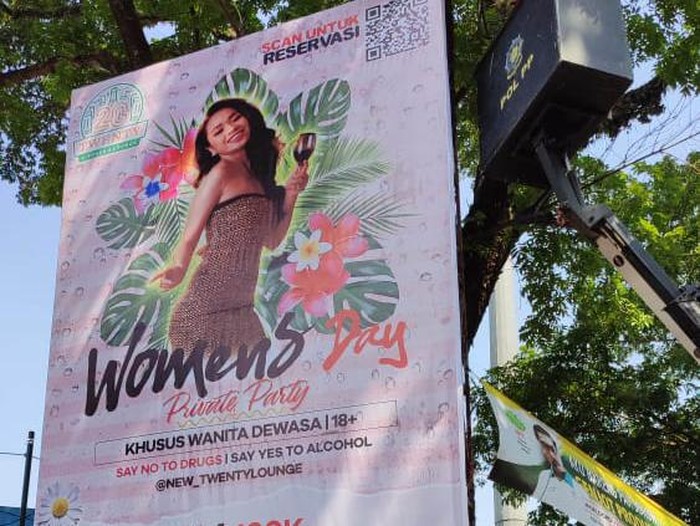 Reklame Ajakan Minum Alkohol Bergambar Wanita Berbaju Seksi Motif Macan-Bawa Gelas