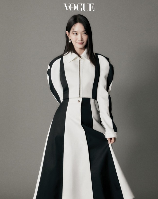 Shin Min Ah pun mengungkapkan keinginannya main film bersama Gong Hyo Jin untuk ketiga kalinya. “Aku ingin kita syuting film lain seperti ini bersama-sama.” Foto: Instagram