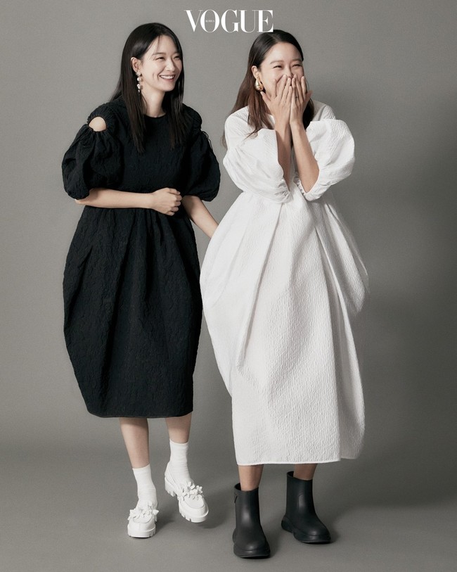 Meskipun terpaut empat tahun, Gong Hyo Jin dan Shin Min Ah begitu dekat dengan satu sama lain. “Min Ah bersikap tenang dan dewasa untuk anak seusianya, jadi kami seperti teman sepantaran,” kenang Gong Hyo Jin. Foto: Instagram