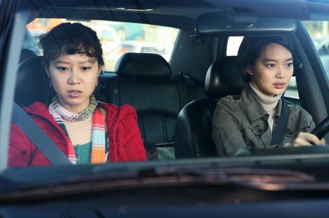 Pemotretan Gong Hyo Jin dan Shin Min Ah bertepatan dengan acara Seoul International Women’s Film Festival. Film kedua yang mereka bintangi pada 2008, Sisters on the Road ditayangkan ulang dalam festival tersebut. Foto: Instagram