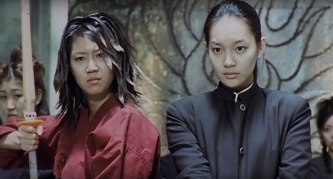 Selama sesi wawancara, Gong Hyo Jin mengenang pertemanannya dengan Shin Min Ah selama 21 tahun terakhir. Keduanya pertama kali bertemu saat Gong Hyo Jin masih memakai seragam SMA dan Shin Min Ah duduk di kelas 2 SMP. Foto: Instagram