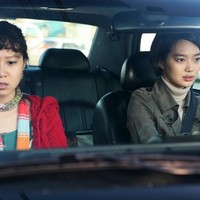Pemotretan Gong Hyo Jin dan Shin Min Ah bertepatan dengan acara Seoul International Women’s Film Festival. Film kedua yang mereka bintangi pada 2008, Sisters on the Road ditayangkan ulang dalam festival tersebut. Foto: Instagram