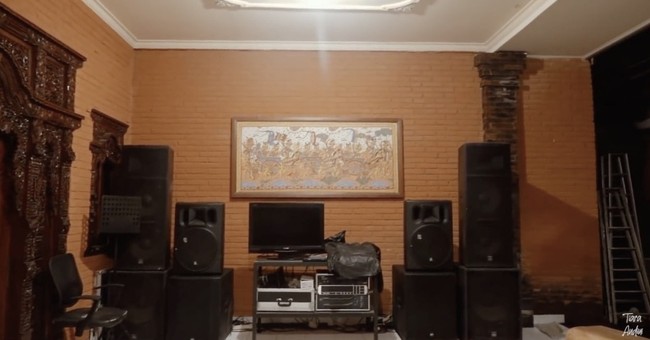 Rumah Mahalini juga memiliki ruang entertainment untuk nonton atau karaoke. Ruangan ini dilengkapi sound system yang cukup lengkap. (Foto: YouTube/Tiara Andini)