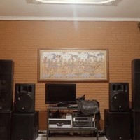 Rumah Mahalini juga memiliki ruang entertainment untuk nonton atau karaoke. Ruangan ini dilengkapi sound system yang cukup lengkap. (Foto: YouTube/Tiara Andini)