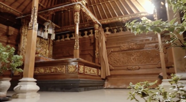 Salah satu bale didekasikan sebagai tempat khusus persinggahan arwah keluarga yang sudah meninggal. Terdapat dupa dan sesajen di dalamnya. Mahalani mengatakan, selain bale ini di sisi lain juga terdapat bale. Biasanya digunakan untuk perayaan ulang tahun menurut tanggal Bali. (Foto: YouTube/Tiara Andini)