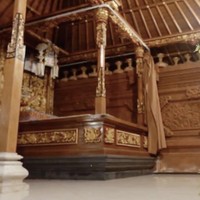 Salah satu bale didekasikan sebagai tempat khusus persinggahan arwah keluarga yang sudah meninggal. Terdapat dupa dan sesajen di dalamnya. Mahalani mengatakan, selain bale ini di sisi lain juga terdapat bale. Biasanya digunakan untuk perayaan ulang tahun menurut tanggal Bali. (Foto: YouTube/Tiara Andini)